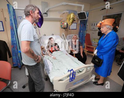 Königin Elizabeth II spricht zu Millie Robson, 15, aus Co Durham, Mutter, Marie, und Papa, David, bei einem Besuch in der königlichen Manchester Kinderklinik, Opfer von Terror-Anschlag in der Stadt Anfang dieser Woche treffen und Mitarbeitern danken, die sie behandelt. Stockfoto