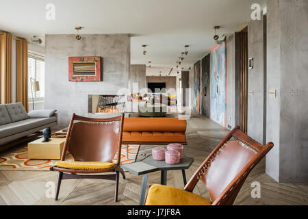 Paar aus braunem Leder, Vintage Sadler Stühle in 30 Meter offene Wohnraum Stockfoto