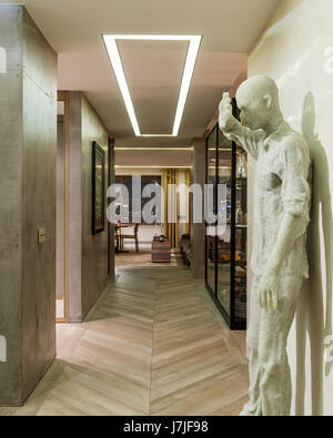 Figur in komprimierten Glas Eyes von Daniel Arsham Abschirmung Stockfoto