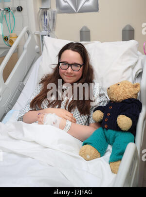 Amy Barlow, 12 von Rawtenstall, Lancashire, in der Royal Manchester Kinderklinik wo sie nach dem Terroranschlag in der Stadt Anfang dieser Woche behandelt wird. Stockfoto