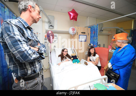 Königin Elizabeth II spricht Amy Barlow, 12, von Rawtenstall, Lancashire, ihrer Mutter, Kathy, und Papa, Grant, bei einem Besuch in der königlichen Manchester Kinderklinik, Opfer von Terror-Anschlag in der Stadt Anfang dieser Woche treffen und Mitarbeitern danken, die sie behandelt. Stockfoto