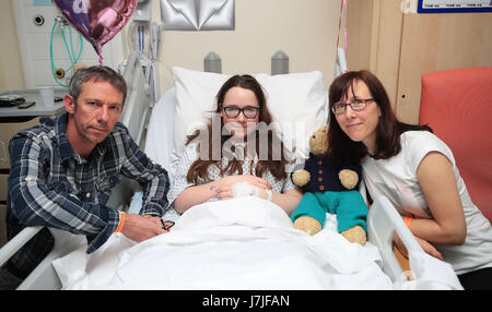 Amy Barlow, 12 von Rawtenstall, Lancashire, mit Kathy, die Mutter und Vater, Grant, in der Royal Manchester Kinderklinik wo sie nach dem Terroranschlag in der Stadt Anfang dieser Woche behandelt wird. Stockfoto