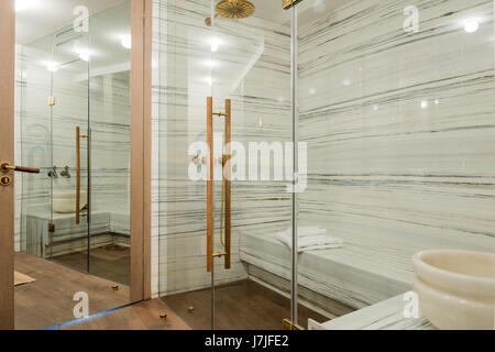 Marmor ausgekleidet Spa mit Glasscheibe Stockfoto