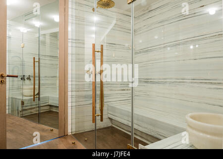 Marmor ausgekleidet Spa mit Glasscheibe Stockfoto