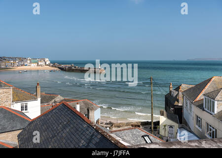 Blick über Ziegeldach Tops über St Ives Hafen und das Meer Stockfoto