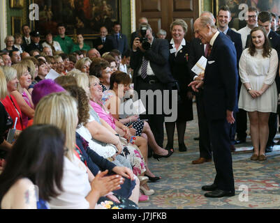 Der Duke of Edinburgh beherbergt der Duke of Edinburgh Award gold Preisverleihungen in Hillsborough Castle in Co Down. Stockfoto