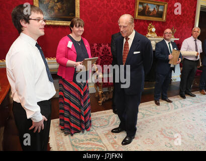 Der Duke of Edinburgh beherbergt der Duke of Edinburgh Award gold Preisverleihungen in Hillsborough Castle in Co Down. Stockfoto