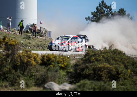 Viana Castelo, PORTUGAL - 20.Mai: Jari-Matti Latvala Finnlands und Mikka Anttila Finnlands konkurrieren in ihren Toyota Gazoo Racing WRT Toyota Yaris. Stockfoto