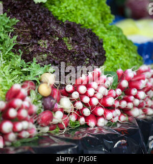 Jede Menge Radieschen und Salat auf der Straße Lebensmittelmarkt in Südfrankreich, Provence, Bauern Markt Essen Stockfoto