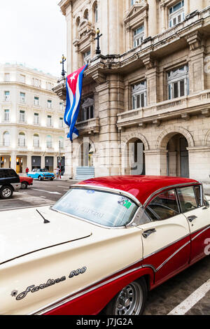 Fairlane 500 Skyliner macht versenkbare Hardtop in Havanna Kuba, kubanische amerikanische Oldtimer, kubanische Flagge, kubanische Oldtimer, Kuba-Oldtimer, alte Autos Kuba, Stockfoto