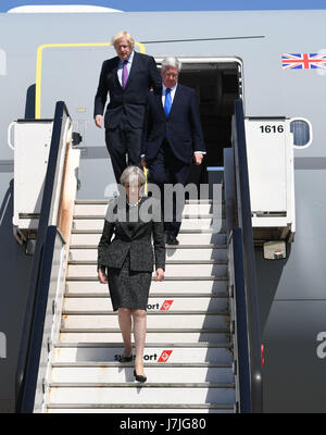 Premierminister Theresa May, Verteidigung-Minister Sir Michael Fallon und Außenminister Boris Johnson kommen am Abelag Flughafen in der Nähe von Brüssel, Belgien, bevor sie die North Atlantic Treaty Organisation (NATO)-Gipfel in der Stadt teilnehmen. Stockfoto