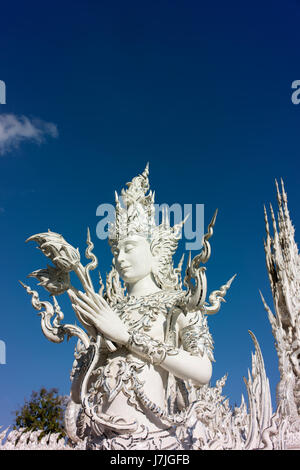 Statuen und Kunstwerke in der Wat Rong Khun Komplex, auch bekannt als der Tempel des weißen. Stockfoto