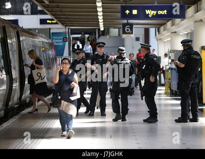 Bewaffnete britische Transportpolizisten auf dem Bahnsteig, bevor sie in einen Virgin-Zug nach Birmingham New Street am Bahnhof Euston in London einsteigen, während bewaffnete Polizisten zum ersten Mal landesweit an Bord von Zügen patrouillieren. Stockfoto