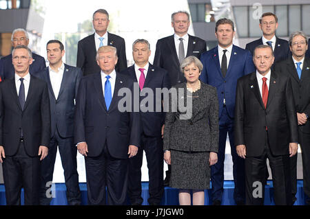 (vorne von links nach rechts) NATO-Generalsekretär Jens Stoltenberg, US Präsident Donald Trump, Theresa Mai Premierminister und Präsident der Türkei Recep Tayyip Erdogan, der North Atlantic Treaty Organisation (NATO)-Gipfel in Brüssel. Stockfoto