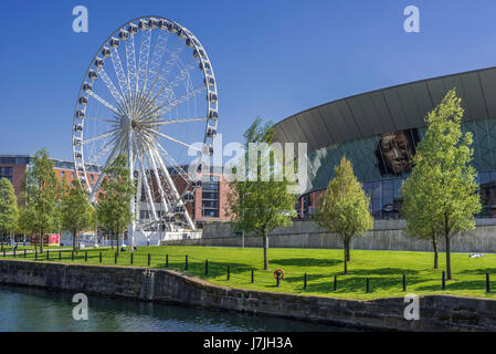 Das Riesenrad und Echo Arena am Albert Dock in Liverpool Komplex. Merseyside. North West Engalnd. Riesenrad Stockfoto