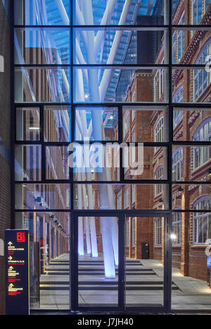 Seitenansicht Blick in das Atrium. Die Bolschewistische Fabrik, Moskau, Russland. Architekt: John Mcaslan und Partner, 2016. Stockfoto