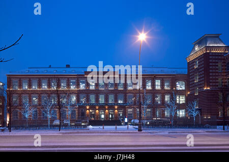 Frontale Außenansicht in der Abenddämmerung. Die bolschewistische Fabrik, Moskau, Russland. Architekt: John Mcaslan und Partner, 2016. Stockfoto