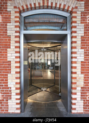 Innenansicht in Richtung Rezeption. Die bolschewistische Fabrik, Moskau, Russland. Architekt: John Mcaslan und Partner, 2016. Stockfoto
