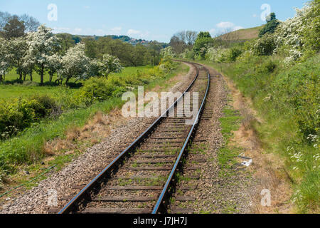 Einer einzigen Spur, ländlichen normalspurigen Bahnstrecke auf einer Kurve im offenen Land Stockfoto