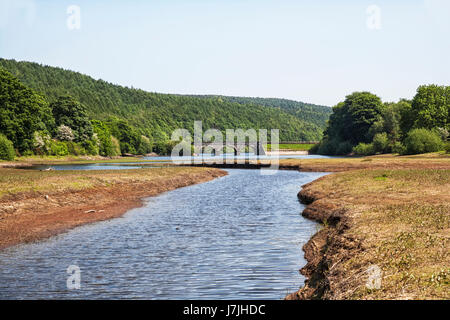 Fluß Washburn fließt in die Lindley Holz Reservoir an einem Sommertag, wenn Wasserstände langsam nach unten gehen. Stockfoto