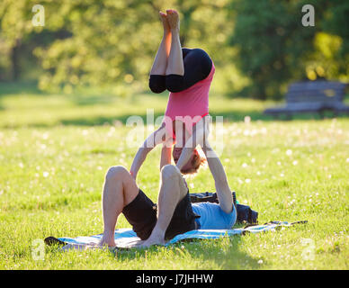 Junges Paar gymnastische Übung im Park Stockfoto