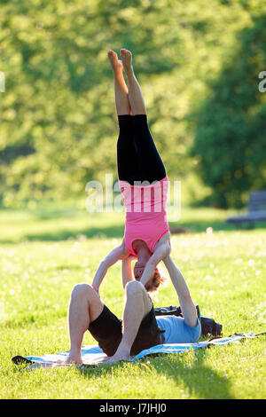 Junges Paar gymnastische Übung im Park Stockfoto