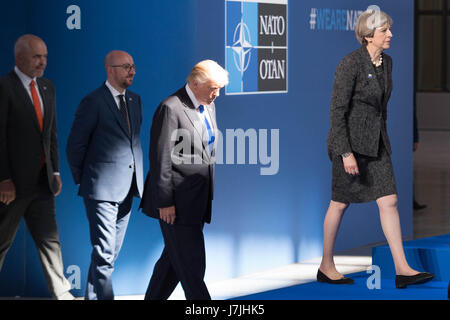 US-Präsident Donald Trump (zweiter von rechts) und Premierminister Theresa May (rechts) während der North Atlantic Treaty Organisation (NATO)-Gipfel in Brüssel. Stockfoto