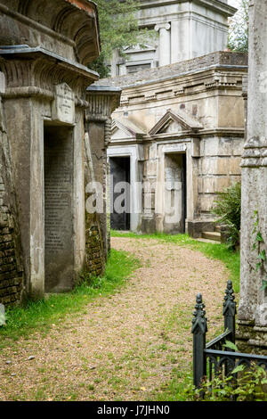 Es gibt ungefähr 170.000 Menschen begraben in rund 53.000 Gräbern in Highgate Cemetery, bekannt für viele Menschen begraben dort inkl. Karl Marx Stockfoto