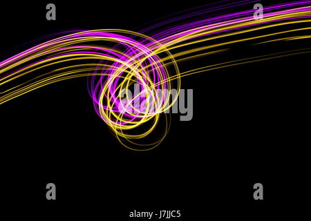 Rosa und Gold Licht Malerei Fotografie, verwirbelt und Schleifen vor schwarzem Hintergrund Stockfoto