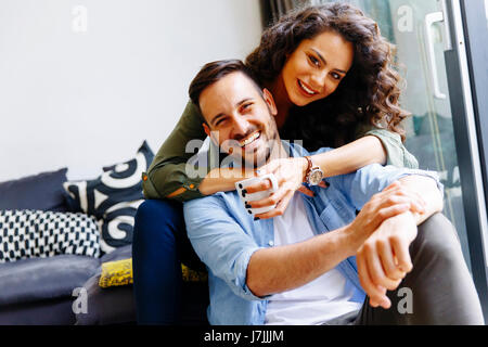 Gerne Süßes Paar in Liebe umarmen einander und Kaffeetrinken zu Hause Stockfoto