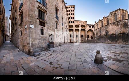 Torre Mirador und Palau del Lloctinent am Placa del Rei morgens in Barcelona, Katalonien, Spanien Stockfoto