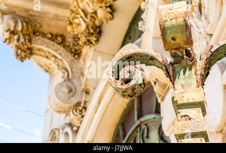 Hunderte Jahre alte Bogen in Lissabon, Portugal und blauer Himmel an sonnigen Tag Stockfoto