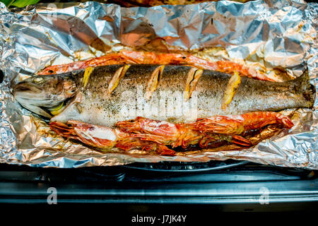 Fisch bereit, zusammen mit Olivenöl, Zitrone, Zwiebel, Knoblauch geröstet bekommen Stockfoto