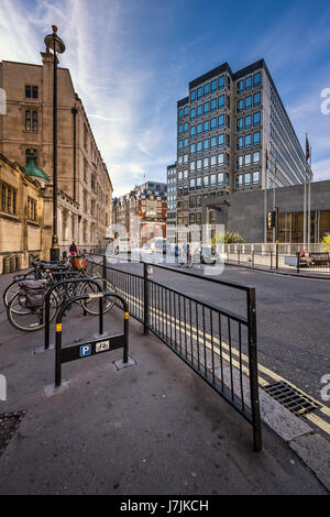 LONDON - 5. Oktober 2014: Typische Bürgersteig mit Verleih Fahrräder parken in London. Fahrrad Verleih-Schema von Boris Johnson Bürgermeister von London und Barc gegründet Stockfoto