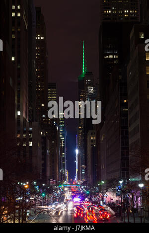 Nachts lange Belichtung Blick auf die 42nd Street, Pershing Square und Bank of America Tower mit viel Verkehr auf der Straße, New York Stockfoto