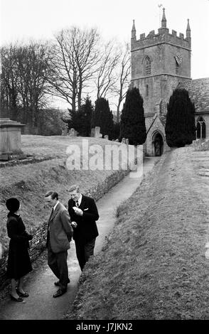 Dorfleben 1975 Großbritannien St. Peters Kirche St. Peter nach Sonntag morgen Service 1970 s Großbritannien Großbritannien. Die Cotswolds. Untere und obere Schlachtung sind zwei Dörfer auf dem Fluss Auge und werden wissen, wie die schlachtungen. HOMER SYKES Stockfoto