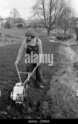 1970 s Großbritannien Großbritannien. Bauern pflügen Kleine holding Dorf leben 1975 der Cotswolds. Untere und obere Schlachtung sind zwei Dörfer auf dem Fluss Auge und werden wissen, wie die schlachtungen. HOMER SYKES Stockfoto