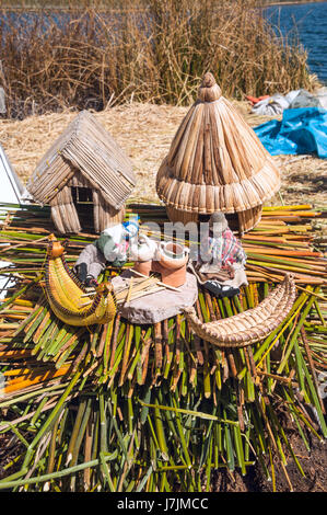 Souvenir von schwimmenden Uros Inseln Titicacasee, Peru, Südamerika Stockfoto