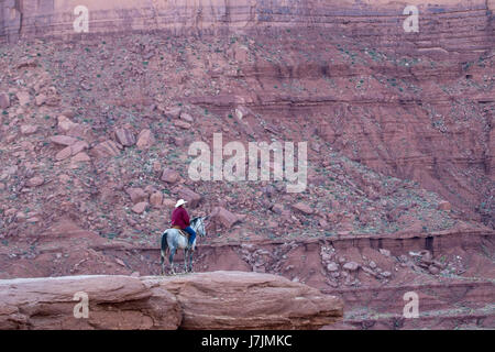 Indianer auf einem weißen Pferd im Monument valley Stockfoto