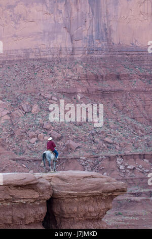 Indianer auf einem weißen Pferd im Monument valley Stockfoto