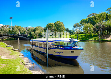 Adelaide, Australien - 14. April 2017: Ikonische Popeye Boot verankert in der Nähe von King William Road in Torrens River an einem hellen Tag Stockfoto