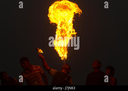 Ein junger Mann der alten Dhaka mit führt Feuer feiern Sakrain Festival oder Poush Sangkranti. Dhaka, Bangladesch. Stockfoto