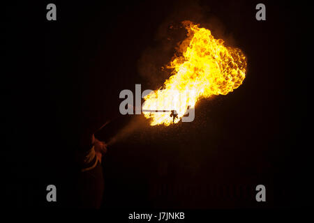 Ein junger Mann der alten Dhaka mit führt Feuer feiern Sakrain Festival oder Poush Sangkranti. Dhaka, Bangladesch. Stockfoto