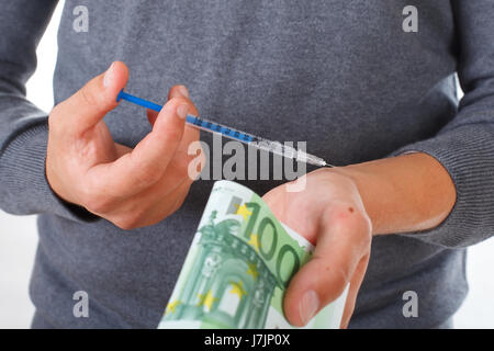 Nahaufnahme der Hand eines Mannes Zahlen für Droge Stockfoto