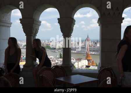 Ungarn, Budapest. Parlamentsgebäude, gesehen von einem Restaurant auf der Fischerbastei. Stockfoto