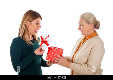Bild von eine glückliche junge Frau ihrer Mutter ein Weihnachtsgeschenk erhalten Stockfoto