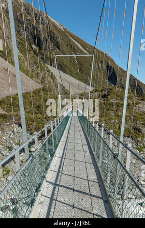 Brücke über dem Fluss auf der Hooker Valley Trail in Mount Cook National Park, Neuseeland Stockfoto