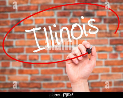 Hand des Mannes Illinois mit schwarzem Filzstift auf Bildschirm zu schreiben. Auf Hintergrund isoliert. Wirtschaft, Technologie, Internet-Konzept. Stock Foto Stockfoto