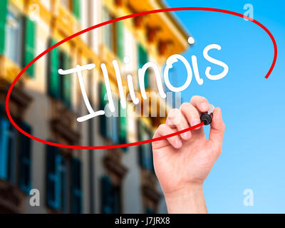 Hand des Mannes Illinois mit schwarzem Filzstift auf Bildschirm zu schreiben. Auf Hintergrund isoliert. Wirtschaft, Technologie, Internet-Konzept. Stock Foto Stockfoto