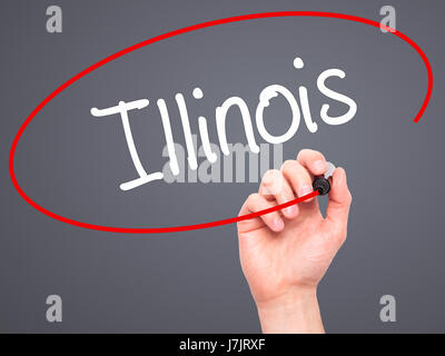 Hand des Mannes Illinois mit schwarzem Filzstift auf Bildschirm zu schreiben. Auf Hintergrund isoliert. Wirtschaft, Technologie, Internet-Konzept. Stock Foto Stockfoto